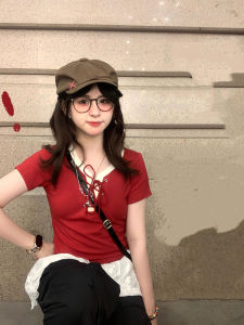 เสื้อยืดคอวีสีแดงหวานและเผ็ดร้อนสำหรับผู้หญิงไซส์ใหญ่ แขนสั้น ดีไซน์ผูกเอว ทรงเข้ารูป ทรงเข้ารูป สำหรับฤดูร้อน