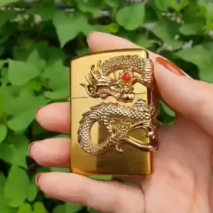 ( HCM NHANH 24H ) Bật nắp zip chồng gió hình rồng dập nổi có 2 màu vàng - đen ruột có thể thay thế được kiêm bật lửa như hình chất liệu kim loại