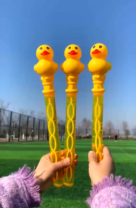 เป่าฟองสบู่ เป็ดเป่าฟอง เป่าฟองบับเบิ้ล เขย่ามีเสียง ของเล่นเป่าฟอง ของเล่นเด็ก สีสันสดใส ฟองเยอะ เล่นสนุก พร้อมส่ง