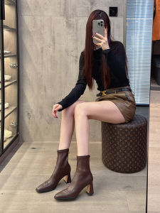 รองเท้าบูทมาร์ตินส้นสูงทรงสี่เหลี่ยมสำหรับผู้หญิง ฤดูใบไม้ผลิและฤดูใบไม้ร่วง 2023 รองเท้าบูทสั้นยางยืด หัวแหลม ทรงเข้ารูป ซิปด้านหลัง