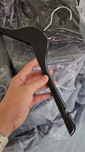 เสื้อผ้าไม้แขวนเสื้อ สูทเล็กสีดำ 12 ชิ้น (ชุด 700) แต่ละชุด มีทั้งเด็ก และผู้ใหญ่