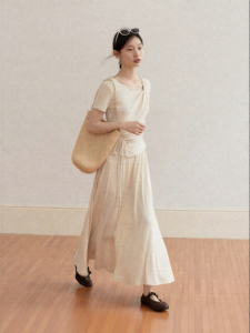 Cantonstory | Oat-colored Fitted Short Sleeve T-shirt and A-line Skirt Set