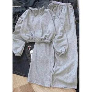 Set Đồ Nam Nữ Thể Thao Bộ Nỉ Sweater Croptop Cổ Cao Đính Cúc Kèm Quần Dáng Suông Cạp Chữ Sang Chảnh Siêu Xinh