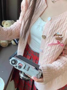 เสื้อสเวตเตอร์ถักสีชมพูบางสไตล์นักเรียนน่ารักสำหรับสาวน้อย แจ็คเก็ตถักลายดอกไม้ แขนยาว ปกติ คอกลม ฤดูใบไม้ผลิ ฤดูใบไม้ร่วง