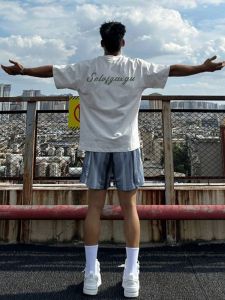 เสื้อยืดแขนสั้นผู้ชายสีขาว ทรงหลวม ทรงอเมริกัน ผลิตจากผ้าฝ้ายแท้ ทรงหลวม แฟชั่นสตรีท สไตล์ฤดูร้อน 2025