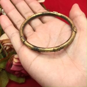 กำไลงานทองเหลือง โบราณ 5.6 ซม. ตัดลายห้อยกระพรวน แบบคลิปล็อค งานดิบไม่ได้ชุบ เส้นผ่านศูนย์กลาง แท้