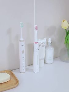 FaSoLa | Wall Mounted Drill-Free Toothbrush Holder