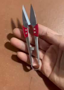 Kéo bấm cắt chỉ tay cầm nhựa đỏ Pin 1433A loại thép không gỉ siêu sắc