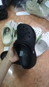 Dép Classic Sandal Crush Clog nữ đế cao 5cm  dạng sục tặng 10 Jib NGẪU NHIÊN - Hàng chính hãng- Màu Đen