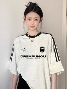 เสื้อยืดแขนสั้นคอตตอนสีเทาสไตล์ย้อนยุคสไตล์อเมริกันสำหรับผู้หญิงในช่วงฤดูร้อน ทรงหลวม ไซส์ใหญ่ เทรนด์แฟชั่น 3 แถบ แขนสั้น