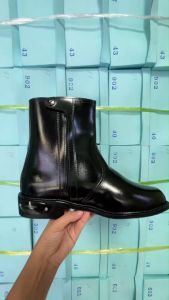 CHEN DIAMOND รองเท้าฮาฟ หนังบาจา สีดำ รุ่น 601 สูง9 นิ้ว ซิบเดี่ยว รองเท้าตำรวจ รองเท้าทหาร ทนทาน พื้นยางอย่างดี มีเหล็กชิดเท้า ไซส์ 38-50