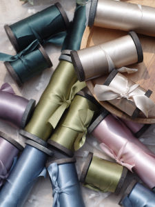 ริบบิ้นไหมแท้สีพื้นทำมือ ริบบิ้นไหมไหมผีเสื้อขอบตัด ริบบิ้นตกแต่งผม กล่องของขวัญ วัสดุทำมือ ริบบิ้นไหมแท้สีพื้น