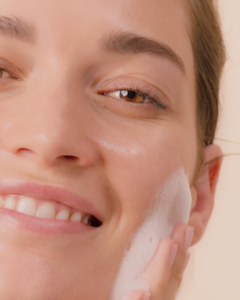 AVENE Essential - Cleansing Foam - Gently Removes Makeup - Purifying & Soothing - With Avène Thermal Spring Water & Glycerin-Based Formula - Soap-Free - Vegan - Combination Sensitive Skin - 150 ml