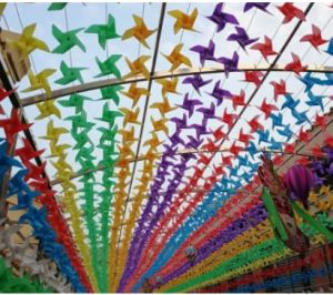 กันหันลมแบบเส้น4ใบพัดขนาด27cmและ38cm (1เส้นมี10อัน) มีให้เลือก5สีทำจากพลาสติก เวลาโดนลมหมุนสวยมาก