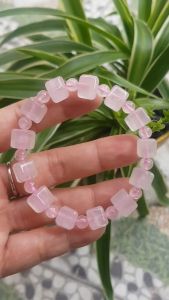 🍀🌹🍀Vòng tay nữ kiểu đá thạch anh hồng tự nhiên hạt vuông tròn đan xen rất là đẹp Size hạt vuông 9mm phối bi nhỏ 6mm màu hồng tươi nhẹ nhàng nữ mệnh hỏa mệnh thổ đeo có 499k ạ