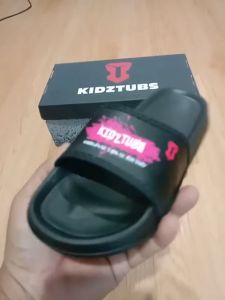 KIDZTUBS Sandal Anak Laki Laki Karet & Slipper Slide Selop Slipon Jepit Karakter Warna Hitam Usia 6-10 Tahun