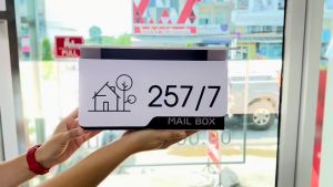 ตู้จดหมายพลาสวูด มินิมอล สวยๆ พร้อมป้ายบ้านเลขที่ ตู้ไปรษณีย์ Mailbox ทนฝนได้ดี ไม่เป็นสนิม