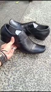 Sepatu Pantofel Kulit Pria: Pilihan Sepatu Formal Pria Dewasa