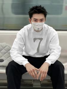 Minimalist Men's Long Sleeve T-shirt: The Perfect Spring & Autumn Choice