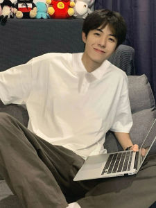 เสื้อโปโลแขนสั้นผู้ชายสไตล์ญี่ปุ่นฤดูร้อนเสื้อยืดโพลีเอสเตอร์น้ําหนักเบาพร้อมความรู้สึกอเมริกันที่ทนทานสําหรับวัยรุ่น