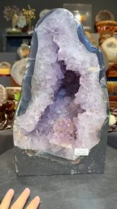 amethyst geode with agate 五行“金” 💯天然紫晶洞 颗粒钛晶+钛晶母矿共生👍 深蓝玛瑙绿幽灵边    (如定制实木底座另加RM60)👈🏻optional  高High: 33.5cm  宽Width: 20x12cm  洞深Hole: 5cm  重Weight: 11.4kg