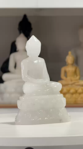 พระแก้วมรกต พระแกะสลัก หินขาว เนื้อเทียน โปร่งแสง ขนาดองค์พระ 3 นิ้ว พร้อมฐาน แกะสลัก ดอกบัว สูงรวมฐาน 6.5 นิ้ว น้ำหนัก 1.2 กิโลกรัม