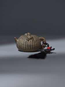 New Chinese Style Portable Wood Carving Golden Silk Camphor Plum Wood Teapot Crab Teapot Home Decorations Carving Crafts