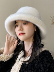 หมวกขนสัตว์มิงค์เทียมสไตล์เกาหลีพร้อมคุณสมบัติเสริมสร้างใบหน้า หมวกใยโพลีเอสเตอร์อเนกประสงค์ที่อบอุ่นสําหรับผู้หญิง เหมาะสําหรับการช้อปปิ้งในฤดูใบไม้ร่วง
