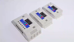 PWM 30A โซล่าชาร์จเจอร์ Solar Charge Controller แบตเตอรี่ 12V/24V LCD Display 4 USB Solar Panel Charger
