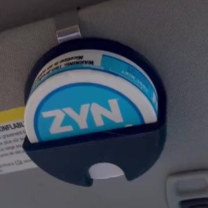 Kẹp Giữ Đồ Trên Kính Chắn Nắng Ô Tô ZYN Bằng Nhựa Bền Giúp Lấy Đồ Nhanh Chóng Và Cất Giữ Gọn Gàng Tương Thích Với Hầu Hết Các Loại Kính Chắn Nắng Ô Tô Dành Cho Lon ZYN.