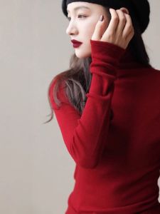 เสื้อสเวตเตอร์ถักสีแดงสำหรับผู้หญิงในช่วงฤดูหนาวปี 2023 เสื้อคอตั้งทรงเข้ารูปสไตล์เกาหลีสำหรับใส่ทำงานและลำลอง