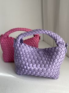 กระเป๋าสะพายข้างผ้าบุ PU ทรงสี่เหลี่ยมเล็กแบบถักทำจากหนังนิ่ม กระเป๋าสะพายข้างแบบลำลองสำหรับฤดูใบไม้ผลิและฤดูร้อน กระเป๋าถือแบบมือเดียว