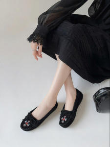 Minnetonka | Easy-on Flat Moccasins with Thunderbird Beads