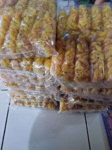 makaroni renyah rasa gurih daun jeruk baut jualan