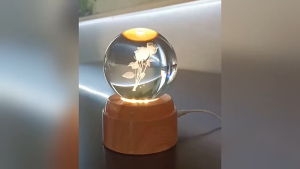 โคมไฟลูกแก้วคริสตัล หมุนได้ 360° โคมไฟหัวเตียง3D LED+USB ฐานใหญ่ ฐานสูง ของขวัญ วันเกิด โคมไฟตั้งโต๊ะ โคมไฟกลางคืน <พร้อมส่งในไทย> รุ่น:L13