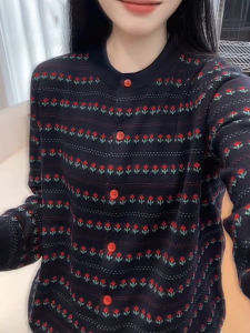 UYFY | เสื้อคาร์ดิแกนถักแขนยาวทรงสลิมฟิตสีน้ำเงินเข้มสำหรับผู้หญิง ฤดูใบไม้ร่วง 2025 เสื้อเชิ้ตแขนยาวลายดอกไม้แบบใหม่ที่สวมใส่ได้หลากหลาย