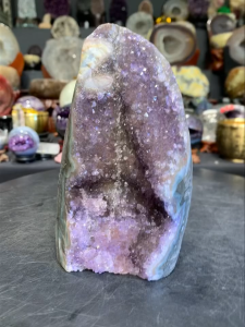 rare cluster Krystal stand🇧🇷巴西高品💯 一物两用🤔 一石二鸟🤔 晶洞❓晶镇❓ 💯天然原矿紫晶镇➕晶洞🟢  一面紫黄晶镇 因为晶体底部都结满了黄幽灵✔️ 还有一根龙骨🔩 但背部竟还有一个原矿紫晶洞🔮  Height高: 15cm  width宽: 8.5cm x 10cm   weight重: 1.45kg  📍Johor Bahru 区可自行取货或邮寄服务