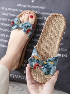 รองเท้าแตะใส่อยู่บ้านสุภาพสตรีติดโบว์สไตล์ญี่ปุ่นรองเท้าแตะผ้าลินินเหงื่อระบายอากาศได้ดีใส่สบายไร้เสียงพื้นนิ่มใส่ในห้องฤดูร้อน