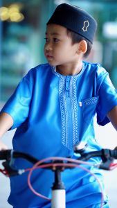 ชุดโต๊ปเด็กผู้ชายแขนสั้นหรือชูดอิสลามเด็กชาย โต๊ปเด็กนำเข้า แบรนด์ คอลเลคชั่น ชุดแขกเด็กคอกลม แบบบรรจุภัณฑ์ รุสมีนีมูลสลิม