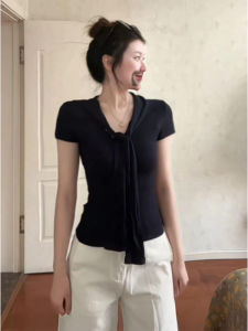 YUEZHONGWEI | เสื้อยืดคอวีแขนสั้นทรงเข้ารูปสไตล์ฝรั่งเศส ทรงเข้ารูป ฤดูร้อน 2025 ใหม่ ยอดนิยม เสื้อผ้าทำงานสไตล์เกาหลี ปกคอโปโล