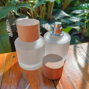 ขวดสเปรย์ กลมขุ่นฝาไม้ 50ml.