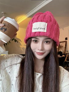 หมวกถักสีลูกกวาดสไตล์เกาหลีสำหรับผู้หญิงในฤดูใบไม้ร่วงและฤดูหนาว หมวกถักขนสัตว์ลายตัวอักษรสุดน่ารัก หมวกทรงกลม หมวกแฟชั่นลำลอง