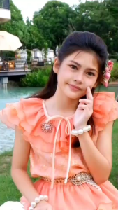 ชุดไทยคอบัวเด็กหญิงคู่กับผ้าถุงไหมทอง ชุดไทยเด็กรัชกาลที่7 ชุดไทยวันลอยกระทง(ไม่รวมเครื่องประดับ)