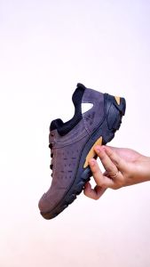 Sepatu Safety Pria Kerja Proyek Lapangan Anti Selip Sporty Sneakers Safety