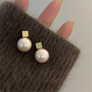 Elegant Pure Silver Pearl Stud Earrings for Women Trendy Design Simple Style New Arrival Fashion Jewelry Accessory