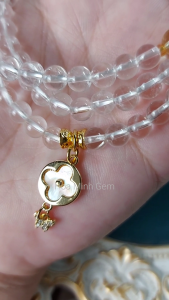 Vòng chuỗi 108 hạt Thạch Anh Trắng pha lê size hạt 6 li phối charm cỏ 4 lá và bướm nhỏ đính đá ốp hoa thạch anh vàng | Hoa Minh Gem