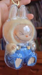 【จัดส่งจากประเทศไทย】LABUBU ท่านั่ง-เคสใสป้องกัน Coca-Cola โคคาโคล่า กล่องป้องกันพลาสติก จี้กระเป๋าเป้ป้องกัน LABUBU ชุดเสื้อผ้า อุปกรณ์พวงกุญแจ ฝาครอบกันฝุ่น ครอบูป้องกันที่โปร่งใส ปรุงได้ ก็นุนและกันน้ำเหมาะสำหรับเก็บจี้ตุ๊กตา มีตัวเลือกที่หลากหลาย