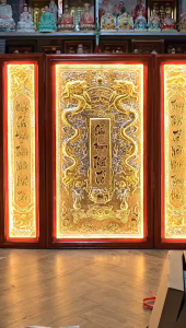 Tranh Cửu Huyền Thất Tổ Bằng Đồng Khung Gỗ Đỏ cao 1m27 – Có đèn Màu Vàng