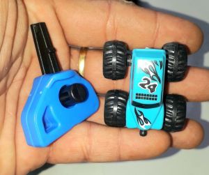 Một chiếc xe mô hình mini kích thước 3x3x3 cm bằng nhựa chạy bằng chìa khóa rất xinh