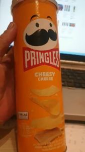 Khoai tây chiên cheesy cheese Pringles hộp 102g nhập khẩu malaysia